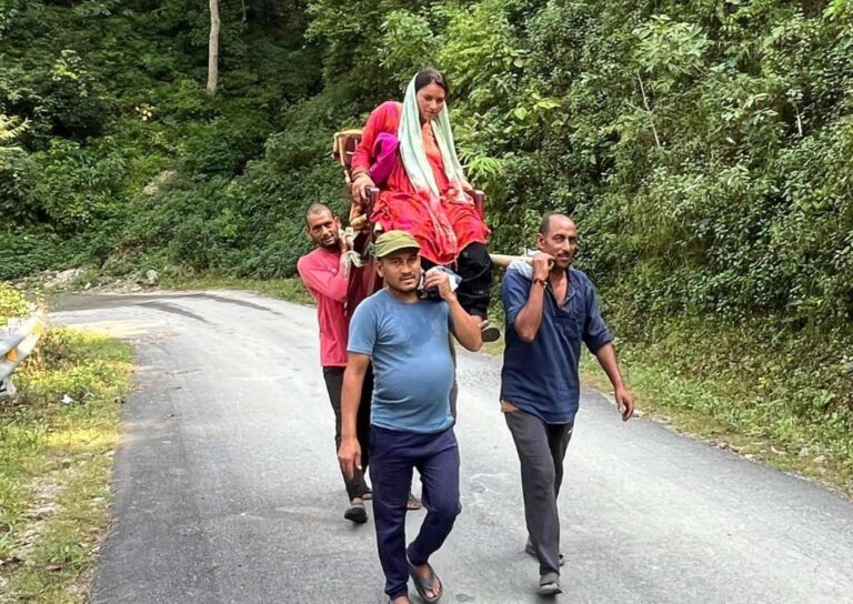 ओखलकांडा में प्रसूता को डोली में घर ले जाते परिजन