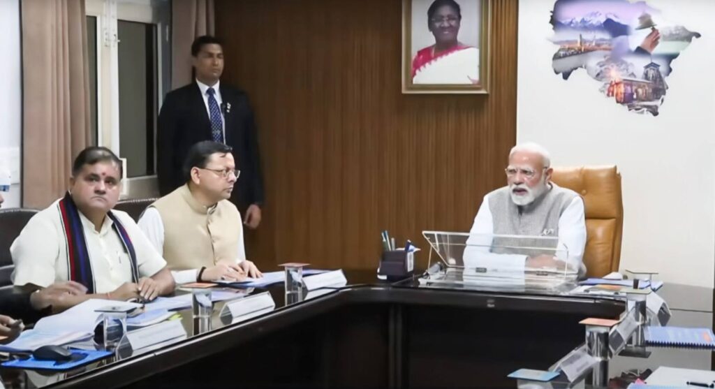 देहरादून में आपदा समीक्षा बैठक करते प्रधानमंत्री नरेंद्र मोदी