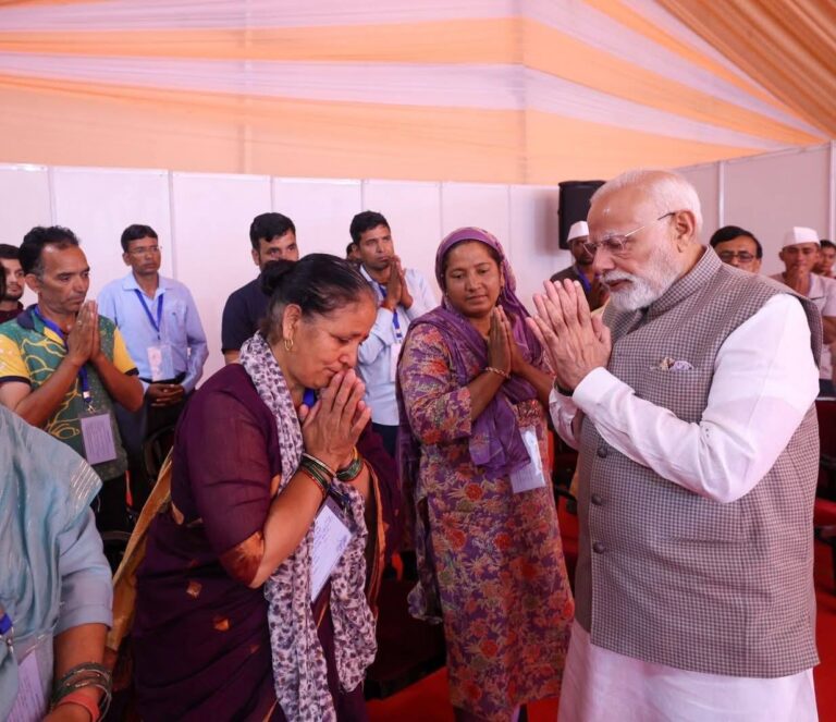 देहरादून में आपदा प्रभावित परिवारों से मिलते पीएम मोदी