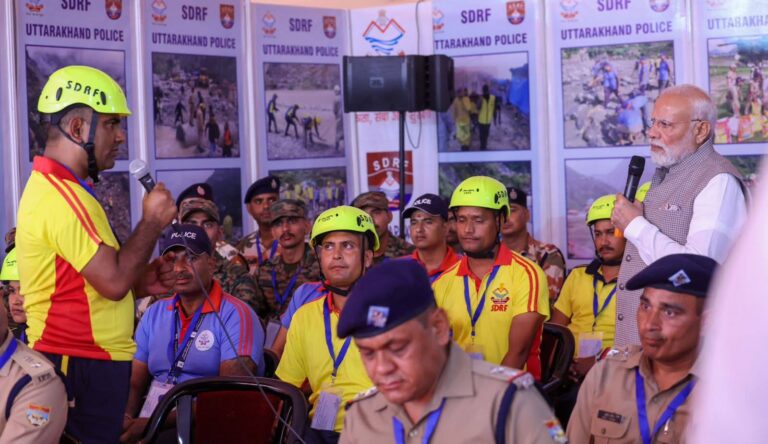देहरादून में आपदा प्रभावित परिवारों और राहत टीमों से मिलते पीएम मोदी