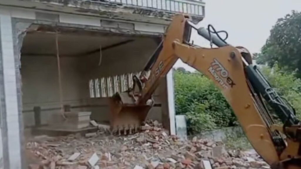 रामनगर में अवैध मजारों पर प्रशासन की कार्रवाई