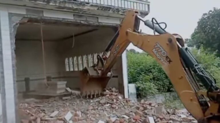 रामनगर में अवैध मजारों पर प्रशासन की कार्रवाई