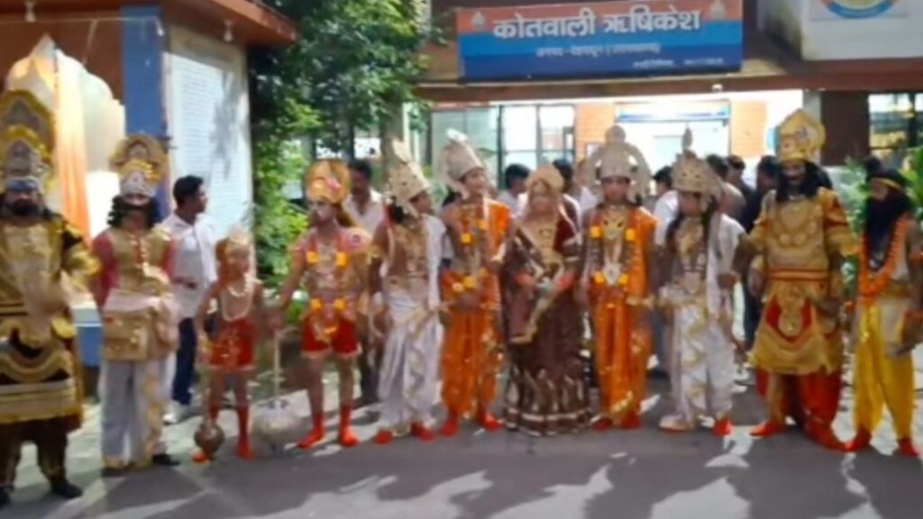 ऋषिकेश में रामलीला कलाकारों का कोतवाली में धरना और रामलीला मंचन