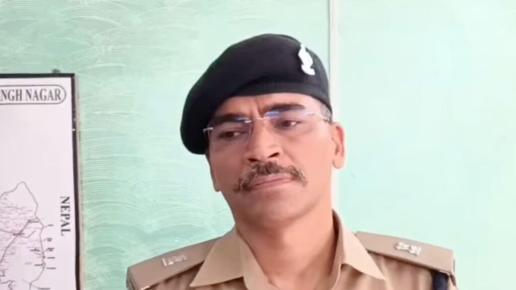 रुद्रपुर डिग्री कॉलेज में गोलीबारी के बाद पुलिस जांच करती हुई