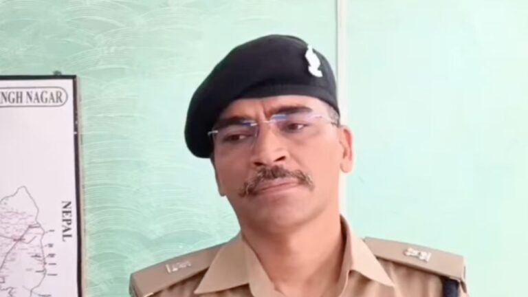 रुद्रपुर डिग्री कॉलेज में गोलीबारी के बाद पुलिस जांच करती हुई