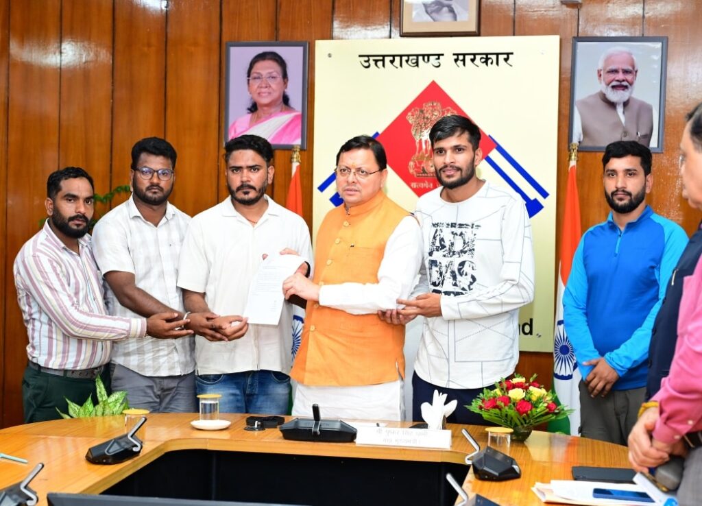 सीएम धामी बेरोज़गार संघ से मुलाकात करते हुए