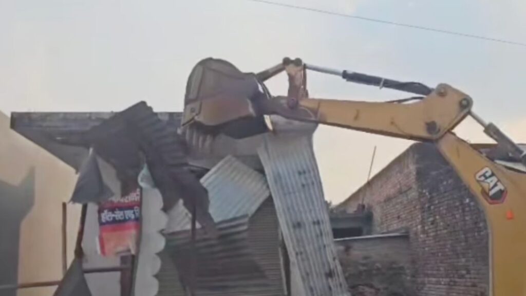 UKSSSC पेपर लीक केस में खालिद मलिक के परिवार के अतिक्रमण पर चला बुलडोज़र