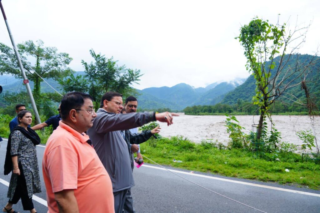 अतिवृष्टि के बाद राहत-बचाव कार्य की समीक्षा करते सीएम पुष्कर सिंह धामी