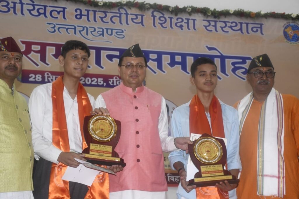 मुख्यमंत्री पुष्कर सिंह धामी नकल माफियाओं पर सख्त कार्रवाई का संदेश देते हुए