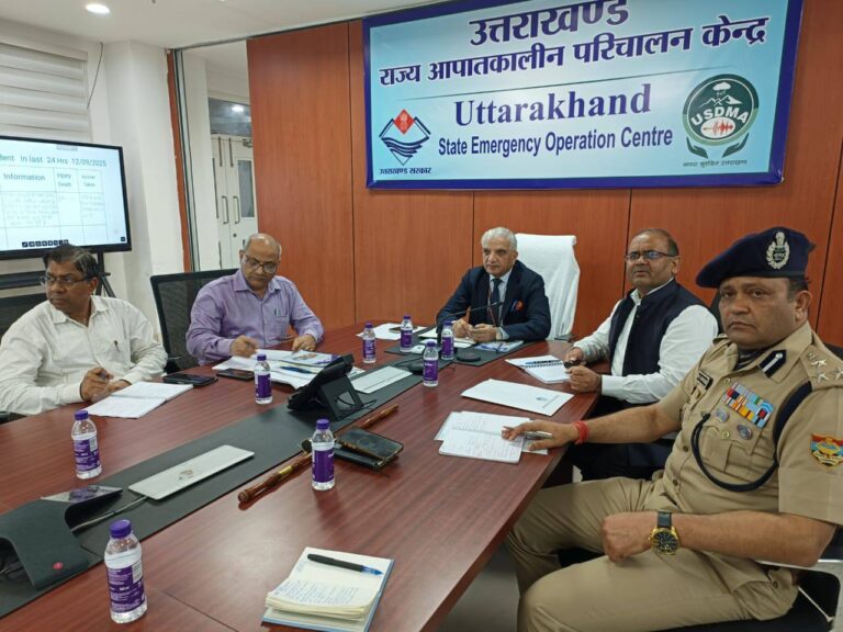 एनडीएमए सदस्य राजेंद्र सिंह उत्तराखंड आपदा प्रबंधन की समीक्षा करते हुए