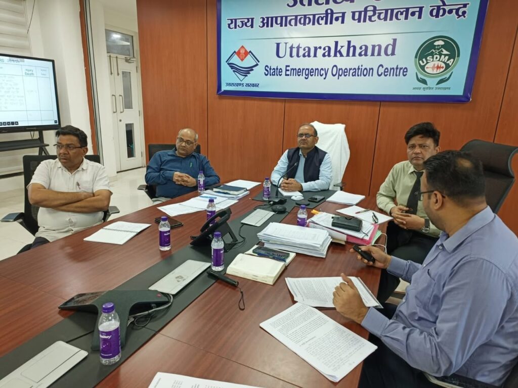 उत्तराखंड में पीडीएनए टीम आपदा नुकसान का आकलन करती हुई