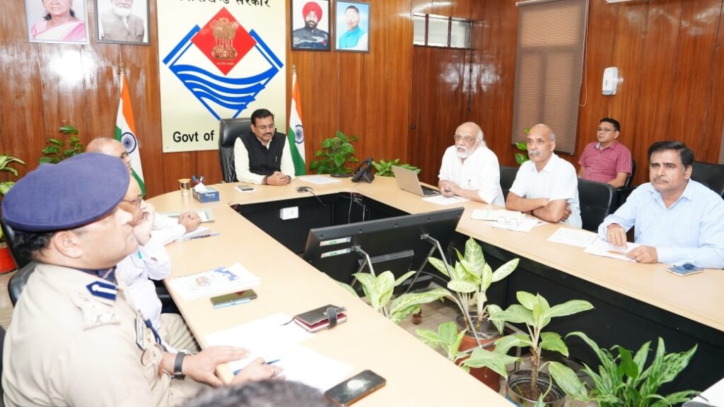 सचिवालय में भूकंप जोखिम मूल्यांकन पर मुख्य सचिव आनंद बर्द्धन की बैठक