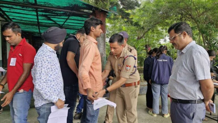 हल्द्वानी में अधीनस्थ चयन आयोग की परीक्षा का निरीक्षण करते एडीएम विवेक राय