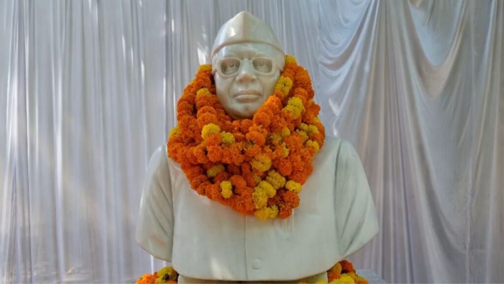 हल्द्वानी मंडी समिति में पंडित नारायण तिवारी की मूर्ति का अनावरण