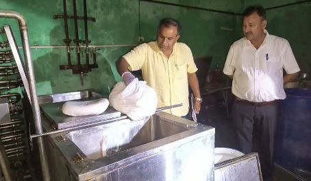 रुड़की के मंगलौर में नकली पनीर फैक्ट्री पर प्रशासन की छापेमारी