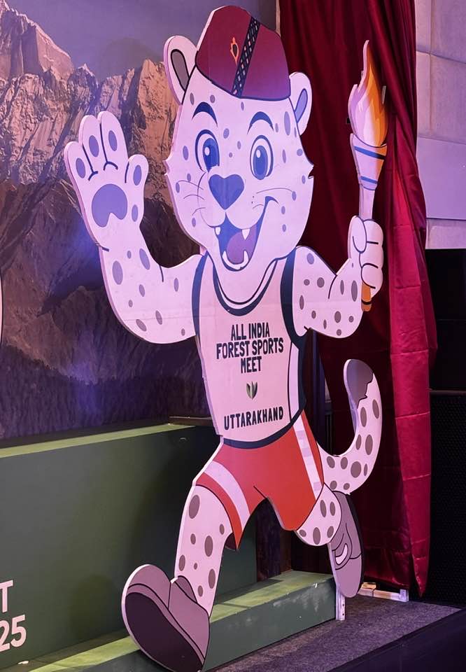 ऑल इंडिया फॉरेस्ट स्पोर्ट्स मीट 2025 के लोगो और शुभंकर ‘हेमू’ का अनावरण करते वन मंत्री सुबोध उनियाल।