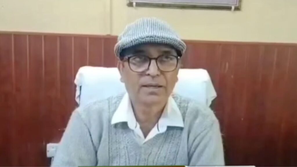 अल्मोड़ा के धौलादेवी ब्लॉक में स्वास्थ्य विभाग की टीम घर-घर जाकर जांच करती हुई।