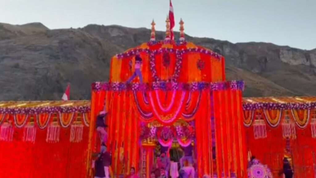 दीपावली पर फूलों से सजा श्री बदरीनाथ मंदिर।
