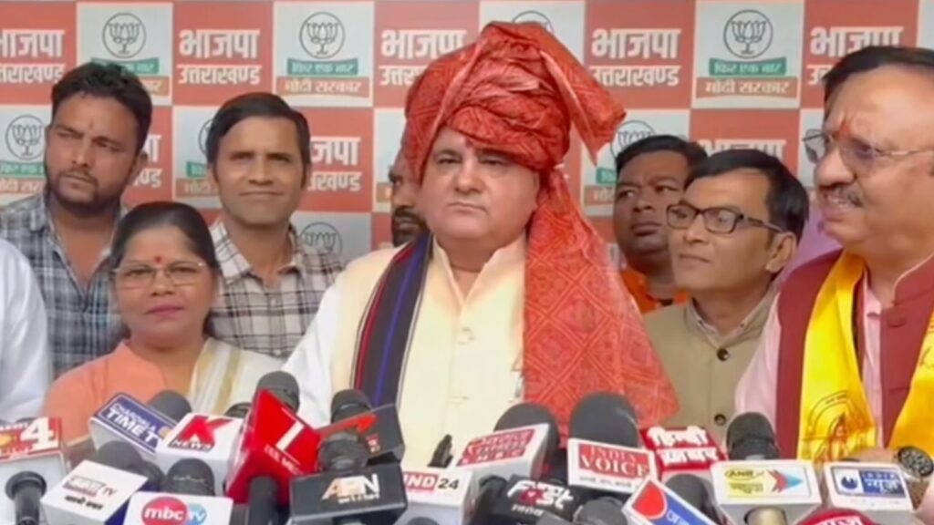 महेंद्र भट्ट देहरादून में मीडिया से बात करते हुए, विपक्ष पर हमला बोलते हुए