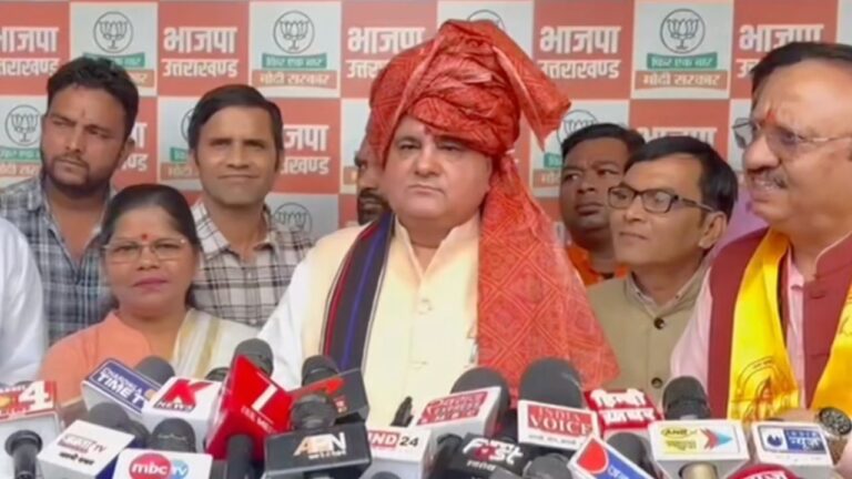 महेंद्र भट्ट देहरादून में मीडिया से बात करते हुए, विपक्ष पर हमला बोलते हुए