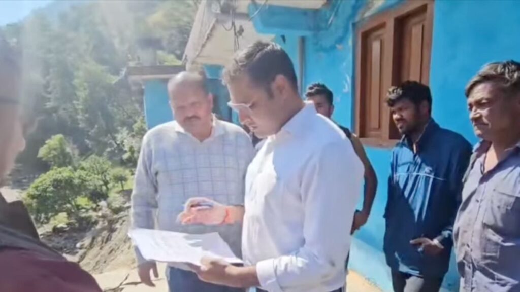 चमोली जिलाधिकारी गौरव कुमार आपदा प्रभावितों से मिलते हुए