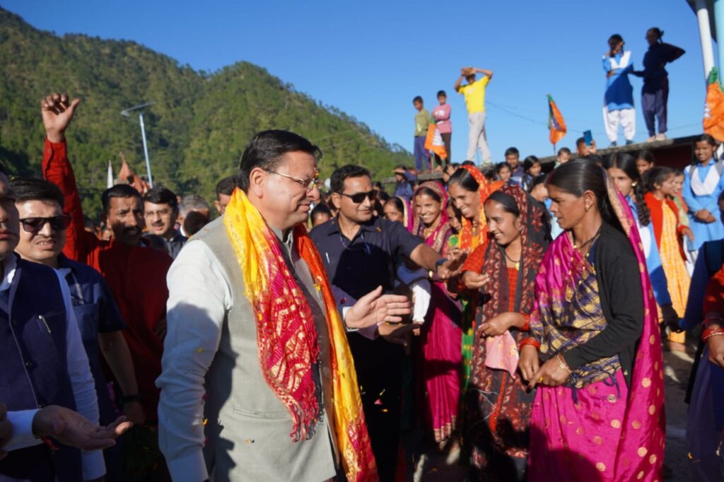मुख्यमंत्री पुष्कर सिंह धामी ने चम्पावत-टनकपुर मार्ग का दौरा कर ग्रामीणों और बच्चों से संवाद किया
