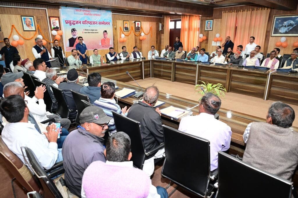 मुख्यमंत्री पुष्कर सिंह धामी चंपावत में वरिष्ठ नागरिकों से संवाद करते हुए।