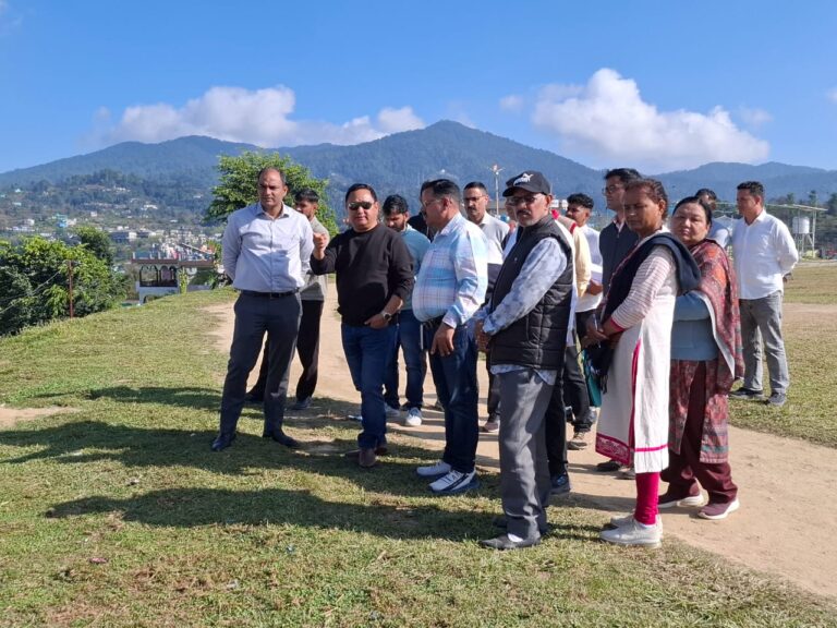 पर्यटन सचिव धीराज सिंह गर्ब्याल चंपावत में बाणासुर पैराग्लाइडिंग ज़ोन का निरीक्षण करते हुए