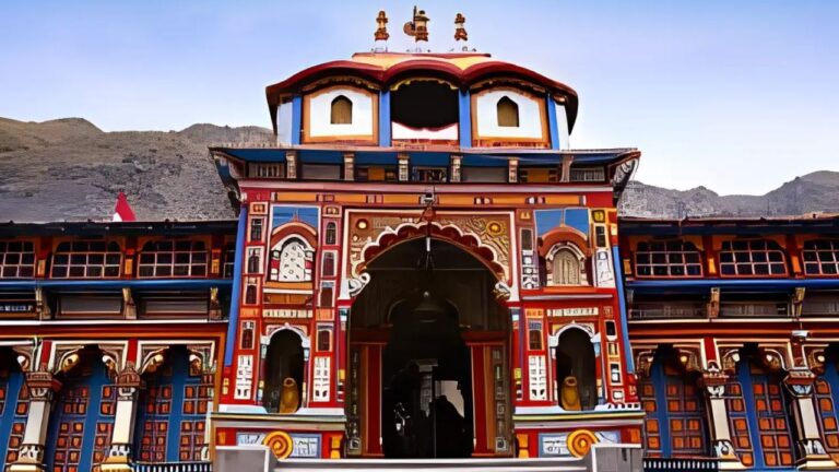 बदरीनाथ धाम में दर्शन के लिए पहुंचे श्रद्धालु, चारधाम यात्रा 2025 में बना नया रिकॉर्ड