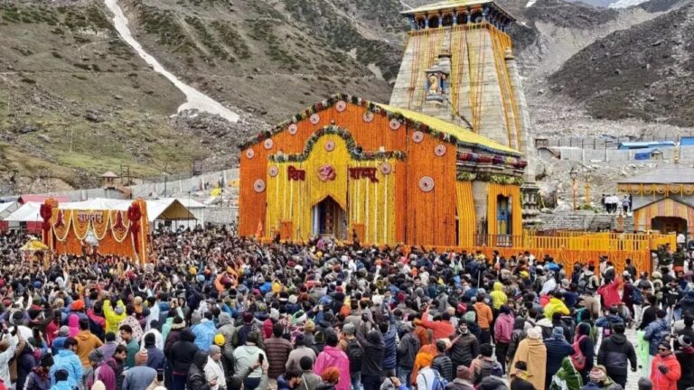 केदारनाथ धाम में चारधाम यात्रा के दौरान उमड़ा श्रद्धालुओं का सैलाब