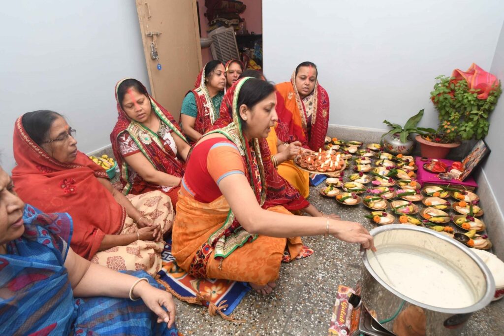 छठ पूजा खरना पर व्रती महिलाएं सूर्यदेव को अर्घ्य देती हुईं