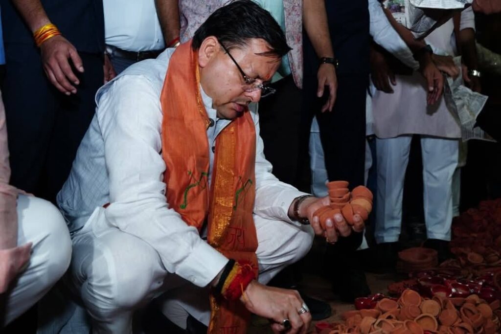 चकराता रोड पर दीपावली की खरीदारी करते सीएम पुष्कर सिंह धामी।