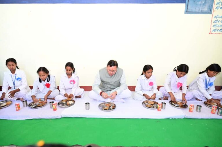 चंपावत में छात्राओं के साथ मिड-डे मील करते मुख्यमंत्री पुष्कर सिंह धामी।