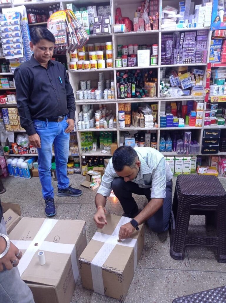उत्तराखंड में मेडिकल स्टोर्स पर कफ सिरप की जांच के दौरान औषधि विभाग की टीम।
