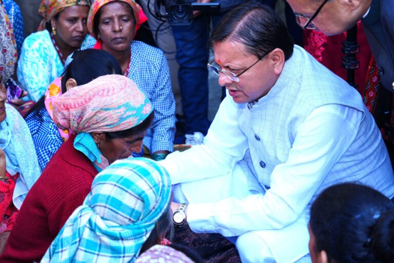 मझाड़ा गांव में आपदा प्रभावित परिवारों से मुलाकात करते मुख्यमंत्री पुष्कर सिंह धामी।
