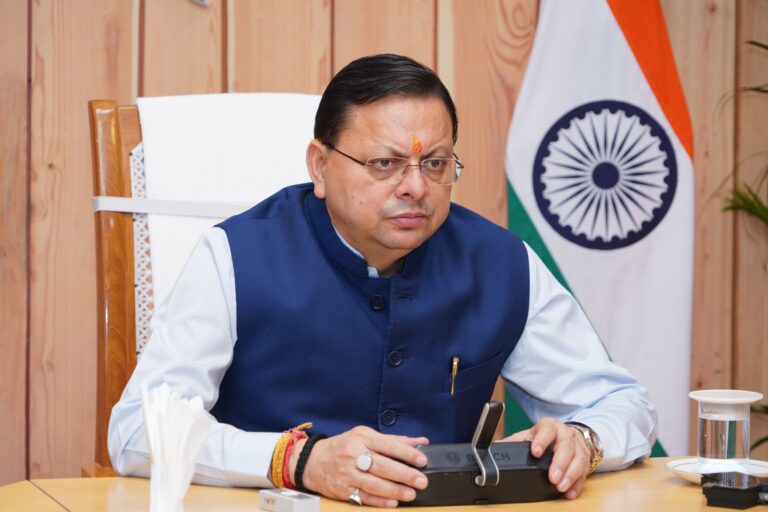 दुर्गम क्षेत्रों में तैनात वनकर्मियों के लिए आवास भत्ते पर निर्देश देते मुख्यमंत्री पुष्कर सिंह धामी।