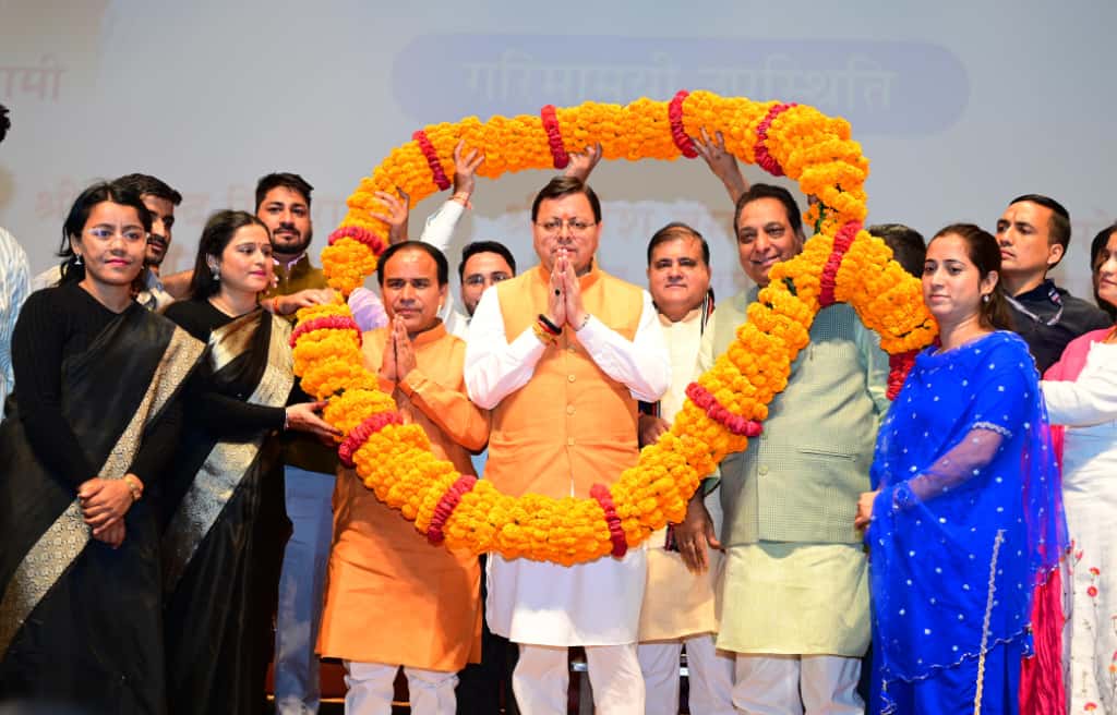 मुख्यमंत्री पुष्कर सिंह धामी दून मेडिकल कॉलेज में नियुक्ति पत्र वितरण करते हुए।