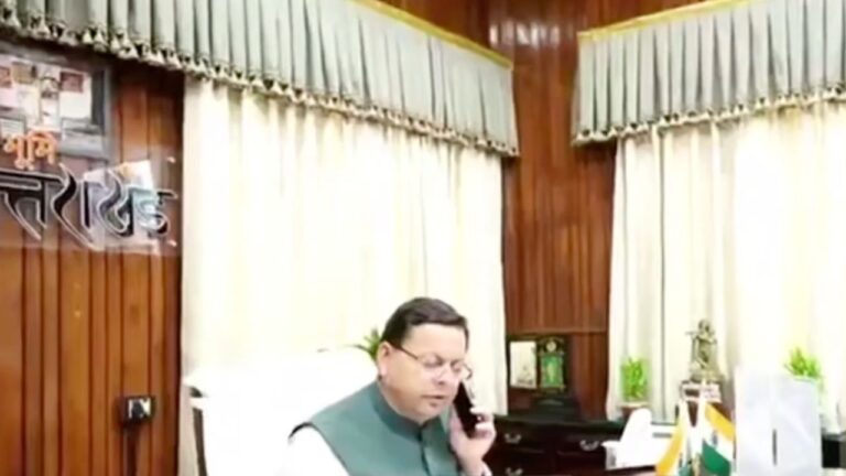 मुख्यमंत्री पुष्कर सिंह धामी ब्लड कैंसर पीड़ित बालक की मदद करते हुए