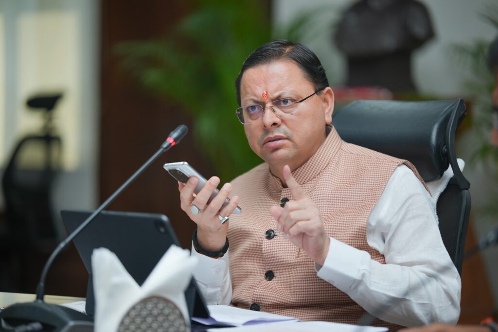 सीएम पुष्कर सिंह धामी सीएम हेल्पलाइन 1905 समीक्षा बैठक में निर्देश देते हुए