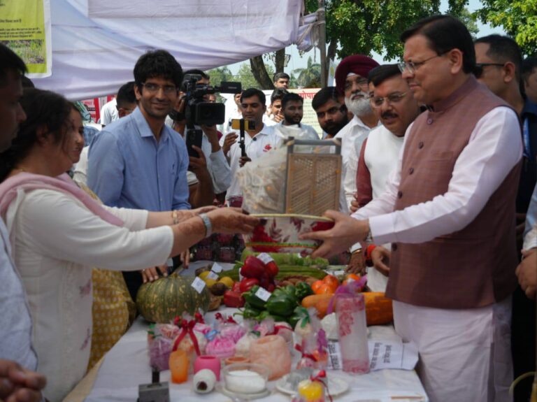 मुख्यमंत्री पुष्कर सिंह धामी पंतनगर किसान मेले में किसानों को संबोधित करते हुए।