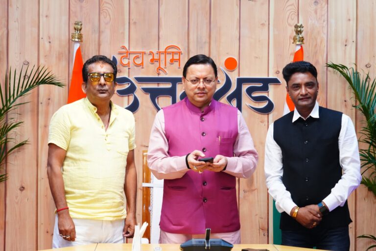 मुख्यमंत्री पुष्कर सिंह धामी लोकगायक फौजी ललित मोहन जोशी की एल्बम "मानसखण्ड" का विमोचन करते हुए।