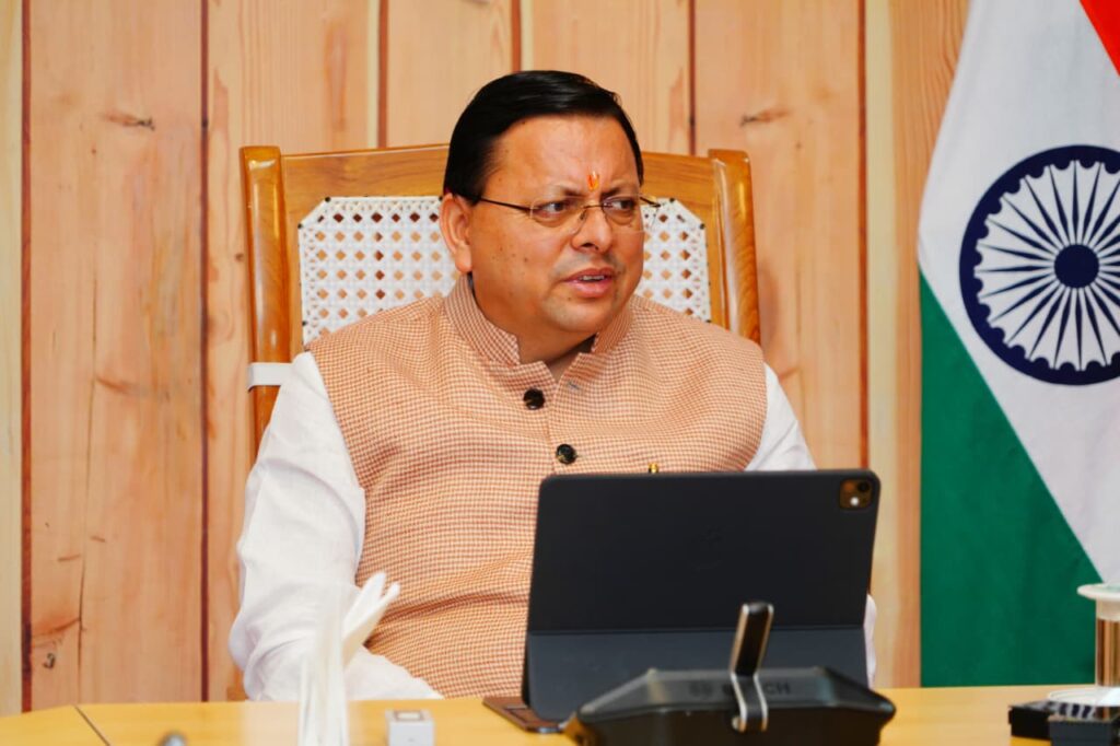 मुख्यमंत्री पुष्कर सिंह धामी अधिकारियों के साथ बैठक करते हुए