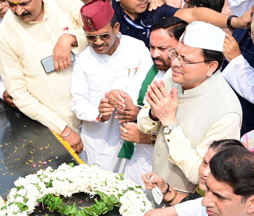रामपुर तिराहा शहीद स्थल पर श्रद्धांजलि अर्पित करते उत्तराखण्ड के मुख्यमंत्री पुष्कर सिंह धामी