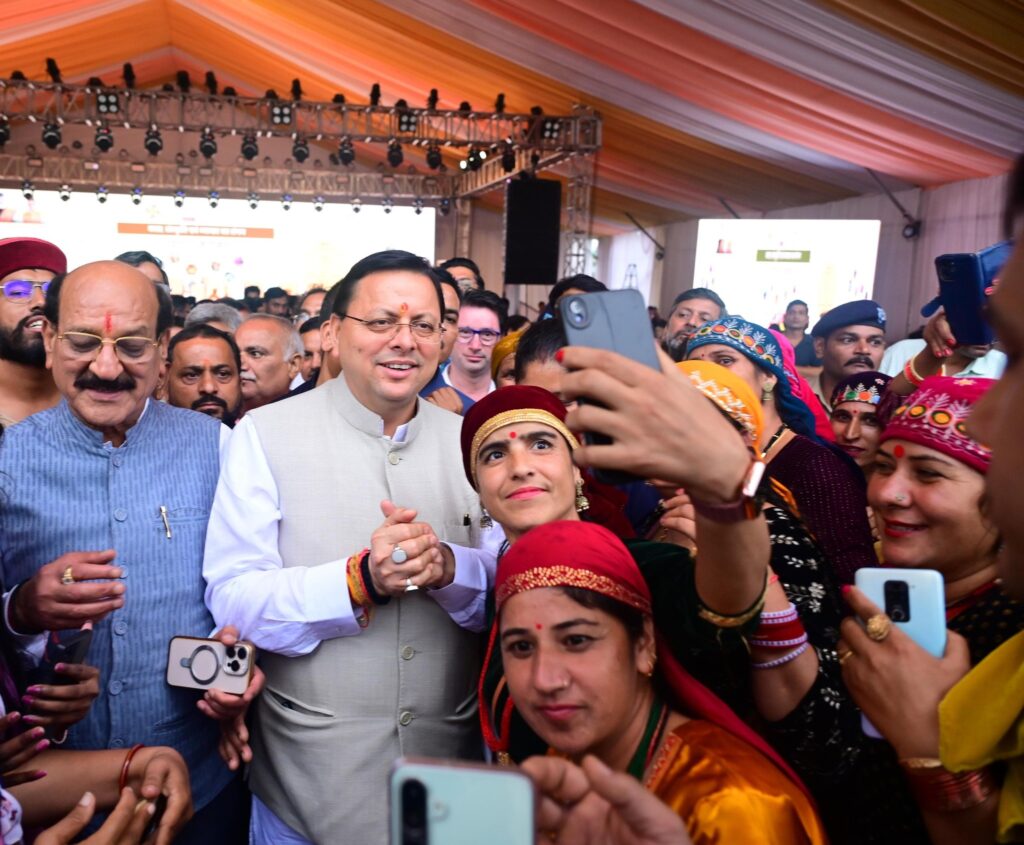 मुख्यमंत्री पुष्कर सिंह धामी ‘सरस आजीविका मेला’ का उद्घाटन करते हुए