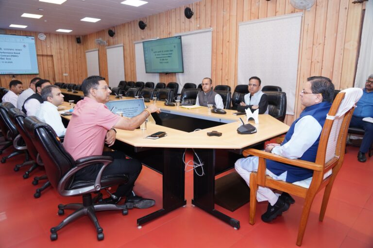मुख्यमंत्री पुष्कर सिंह धामी सड़क मरम्मत और पुल निर्माण को लेकर उच्च स्तरीय बैठक में निर्देश देते हुए।