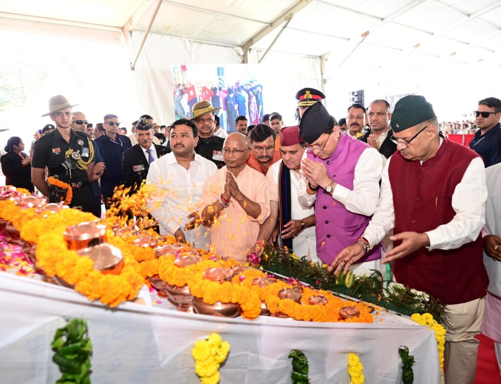 मुख्यमंत्री पुष्कर सिंह धामी लैंसडाउन में शहीद सम्मान समारोह में श्रद्धांजलि अर्पित करते हुए