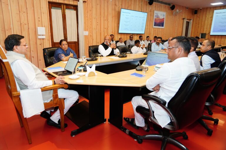 मुख्यमंत्री पुष्कर सिंह धामी खेल विभाग की समीक्षा बैठक में अधिकारियों को निर्देश देते हुए