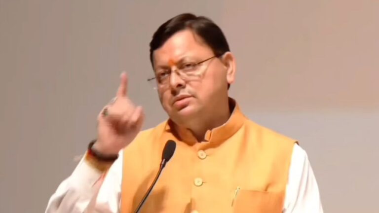 मुख्यमंत्री पुष्कर सिंह धामी सार्वजनिक मंच पर भाषण देते हुए।
