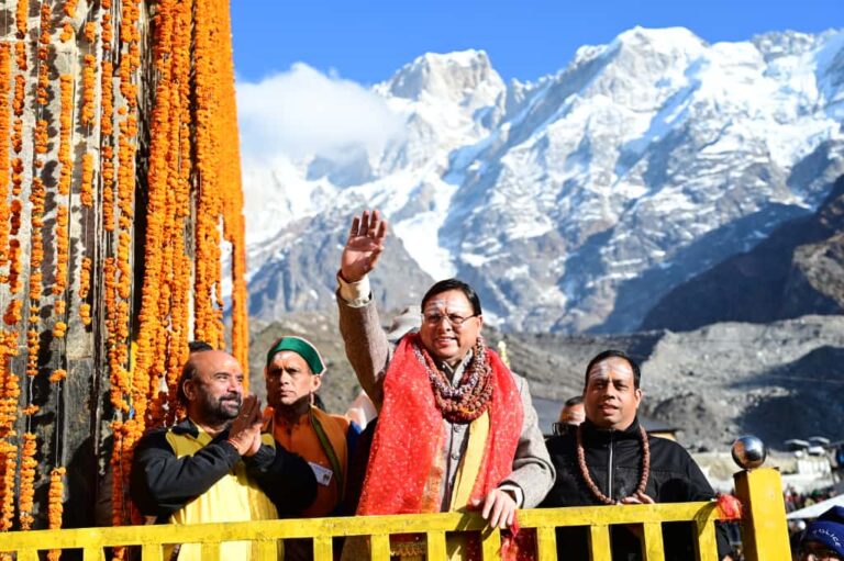 मुख्यमंत्री पुष्कर सिंह धामी श्री केदारनाथ धाम में पूजा-अर्चना करते हुए