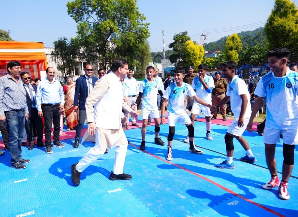 मुख्यमंत्री पुष्कर सिंह धामी देहरादून में सांसद खेल महोत्सव का शुभारंभ करते हुए